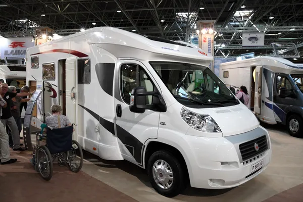 Camper furgonetas modernas — Foto de Stock