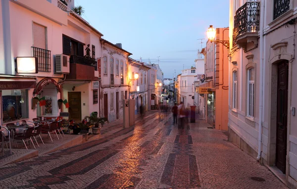 Narrow street in Lagos at dusk, Algarve, Portugal. Photo taken at 20th June — Stock Photo, Image