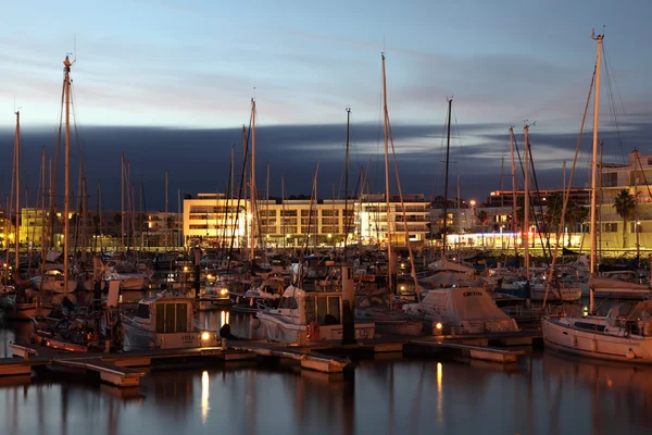 Lagos alkonyatkor a kikötő jachtok. Algarve Portugália — Stock Fotó