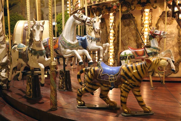 Mery-go-round carrousel chevaux et tigre la nuit — Photo