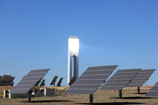 Solceller paneler och ett torn av ett solkraftverk — Stockfoto