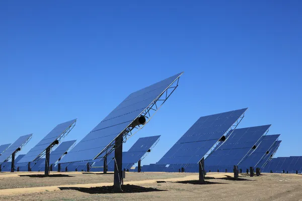 Pole fotovoltaických panelů, solární elektrárny — Stock fotografie