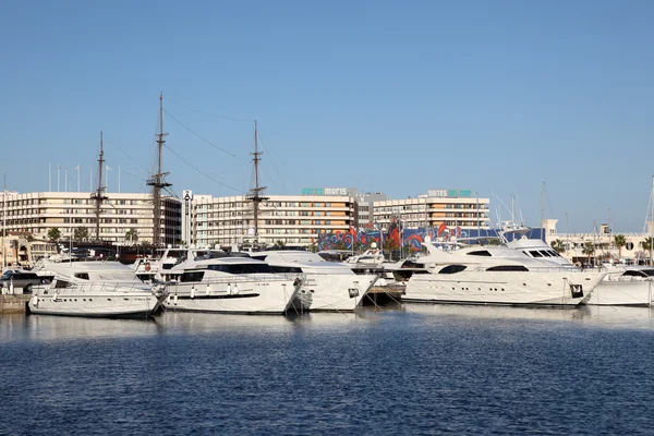 Yachten im hafen von alicante, spanien — Stockfoto