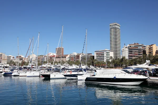 Barche e yacht nel porto turistico di Alicante, Spagna — Foto Stock