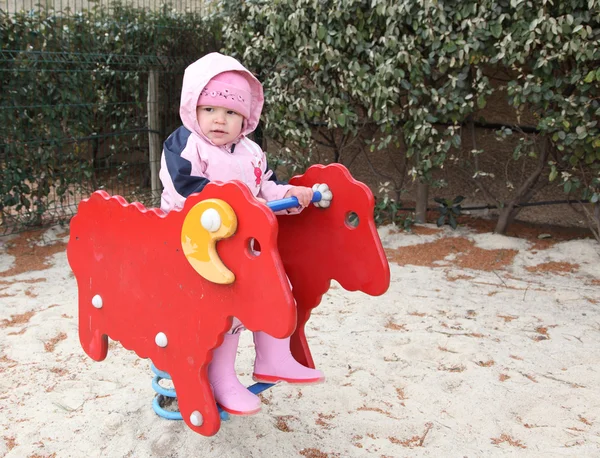 Toddler dziewczynka na plac zabaw — Zdjęcie stockowe