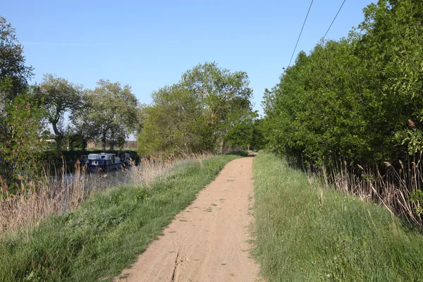 Fietspad op het canal du midi in languedoc-roussillon, Frankrijk — Stockfoto