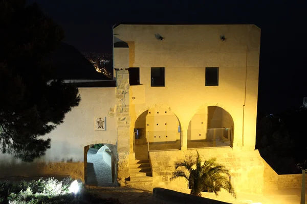 Santa barbara-slottet på natten. Alicante, Spanien — Stockfoto