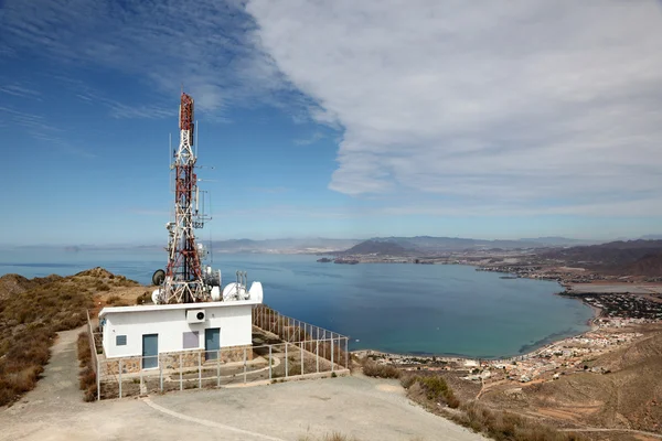 Επικοινωνιακός πύργος με κεραίες στην ακτή — Φωτογραφία Αρχείου