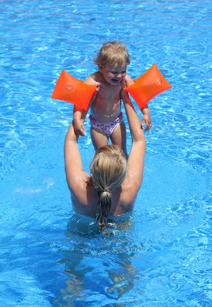 Chica con su madre en la piscina — Foto de Stock