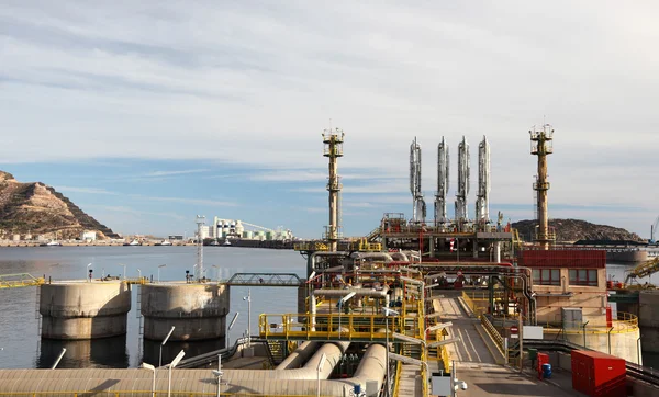Olje-raffinaderi komplex vid kusten — Stockfoto