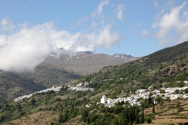 Biały andaluzyjskiej wioski pampaneira w Hiszpanii — Zdjęcie stockowe
