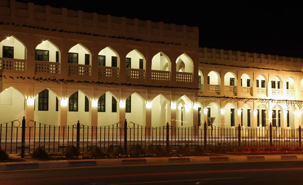 Souq Waqif iluminado por la noche, Doha Qatar — Foto de Stock