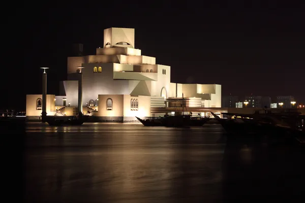 Muzeum Sztuki muzułmańskiej w doha oświetlone w nocy. Katar, Bliski Wschód — Zdjęcie stockowe