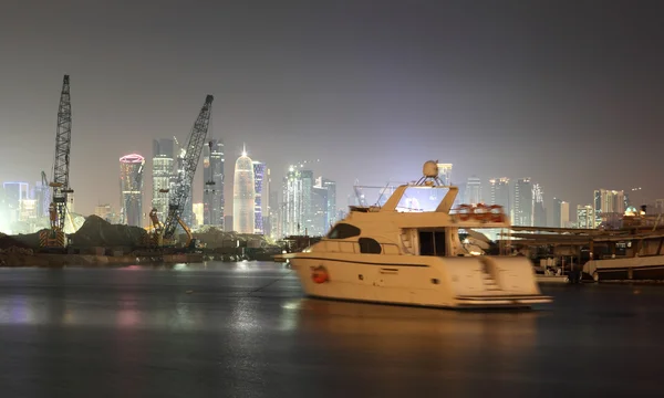 Doha skyline van de stad bij nacht, qatar, Midden-Oosten — Stockfoto