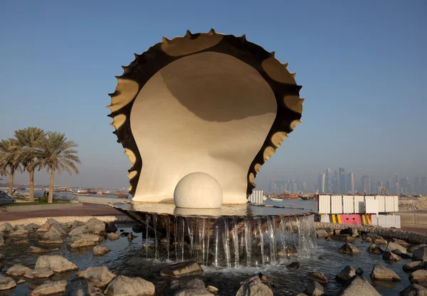 Oyster Pearl Fountain sulla Corniche di Doha, Qatar — Foto Stock