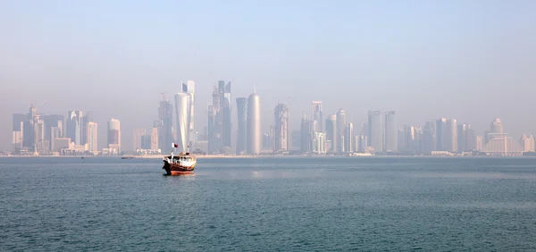 Skyline van de doha downtown district dafna. Qatar, Midden-Oosten — Stockfoto