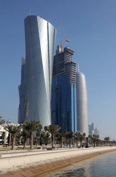 도 하, 카타르, 중동에서 코르 니체를 따라 고층 빌딩 — 스톡 사진