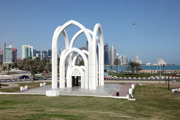 Monumento islámico en la ciudad de Doha, Qatar, Oriente Medio — Foto de Stock