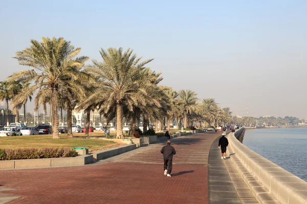 Прогулка по корнише в Дохе, Катар — стоковое фото