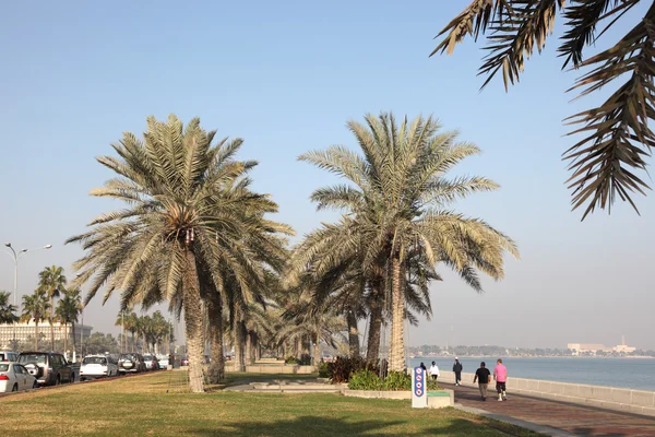 多哈，卡塔尔的海滨大道上行走 — 图库照片