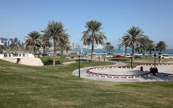 Groen park in de stad van doha, qatar, Midden-Oosten — Stockfoto