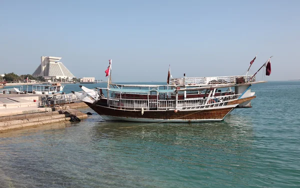 ドーハ、カタール、中東の伝統的なアラビアのダウ船 — ストック写真