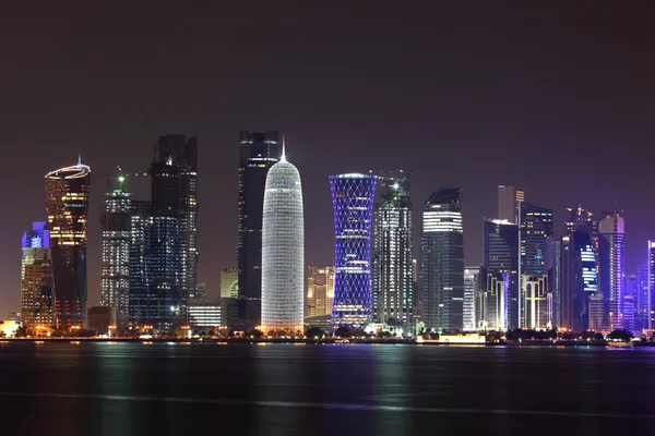 夜、カタール、中東でドーハ スカイライン — ストック写真