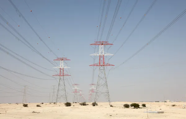 中東、カタールの砂漠の高電圧送電鉄塔 — ストック写真