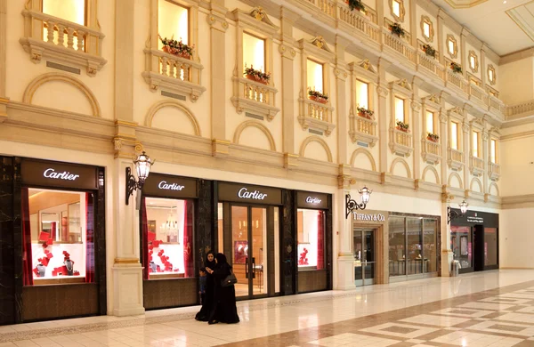 Mujeres árabes en el centro comercial Villaggio Mall en Doha, Qatar — Foto de Stock