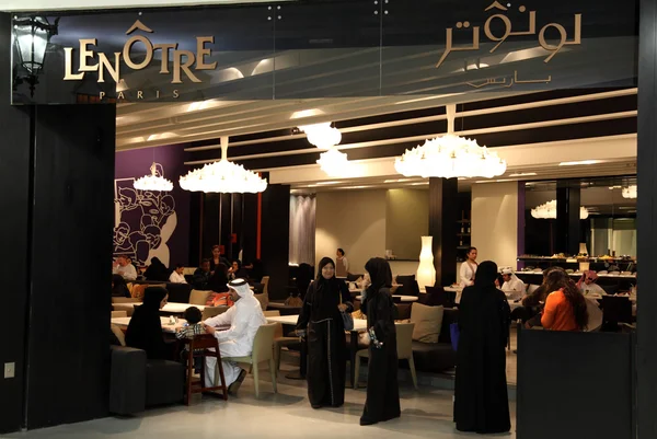 Arabische in villaggio mall winkelcentrum in doha, qatar — Stockfoto