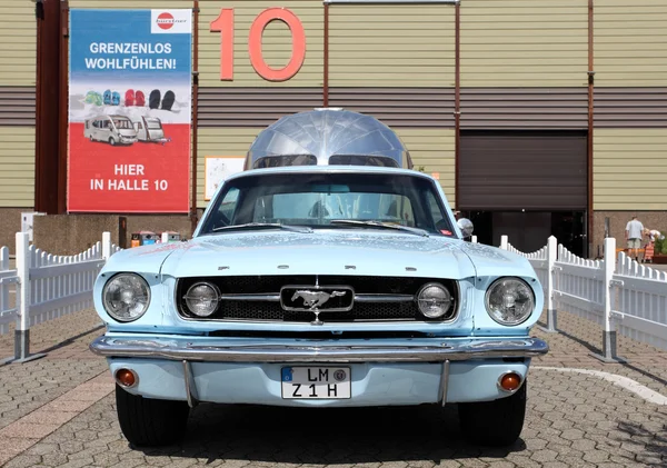 Old Ford Mustang with an Airstream caravan — Stock Photo, Image