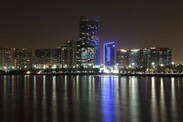 Abu Dhabis silhuett på natten, Förenade Arabemiraten — Stockfoto