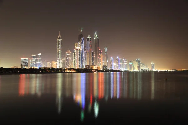Dubai marina skyline éjjel. Dubai, Egyesült arab Emírségek — Stock Fotó