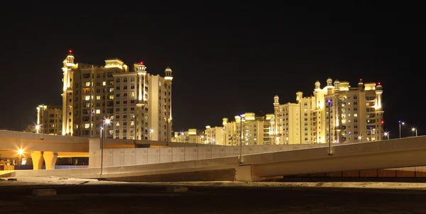 Жилые здания в Palm Jumeirah, Дубай, ОАЭ — стоковое фото