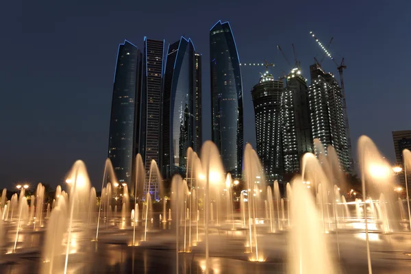 Небоскрёбы Абу-Даби в сумерках, ОАЭ — стоковое фото