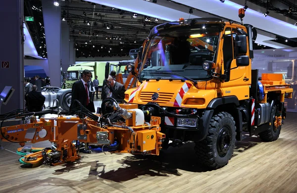 Mercedes benz unimog yol kamyon Temizleme — Stok fotoğraf