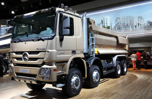 새 메르세데스 벤츠 Actros 4144 Ak 트럭 — 스톡 사진