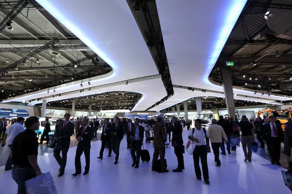 Visitors at the International Motor Show — Stock Photo, Image