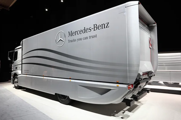 Nowy mercedes benz ciężarówki aerodynamiki — Zdjęcie stockowe