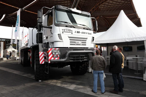 Nouveau camion TITAN 8060 au Salon International de l'Automobile — Photo