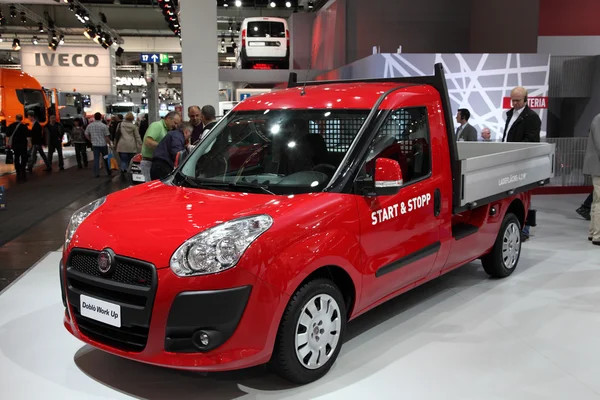 Nieuwe fiat doblo werken — Stockfoto