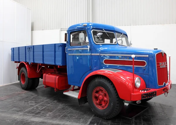 1965 年からメルセデス ベンツ 1113年トラック — ストック編集用