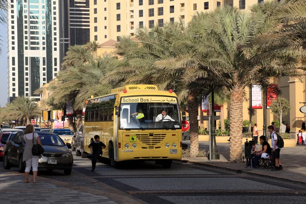 Żółty autobus szkolny w dubai, Zjednoczone Emiraty Arabskie — Zdjęcie stockowe