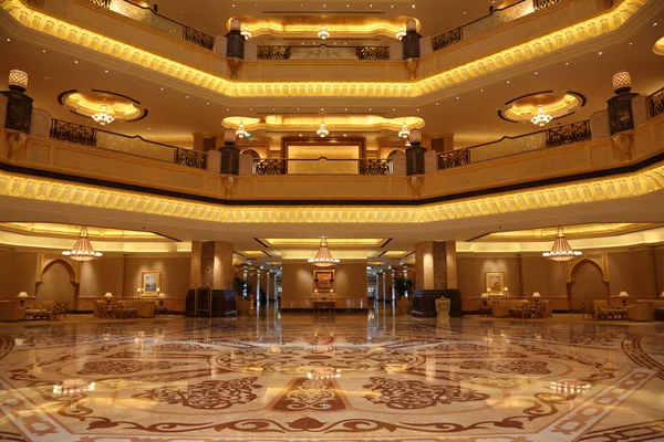 Interior del Emirates Palace en Abu Dhabi, Emiratos Árabes Unidos — Foto de Stock