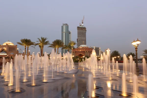 Fontes no Emirates Palace em Abu Dhabi, Emirados Árabes Unidos — Fotografia de Stock