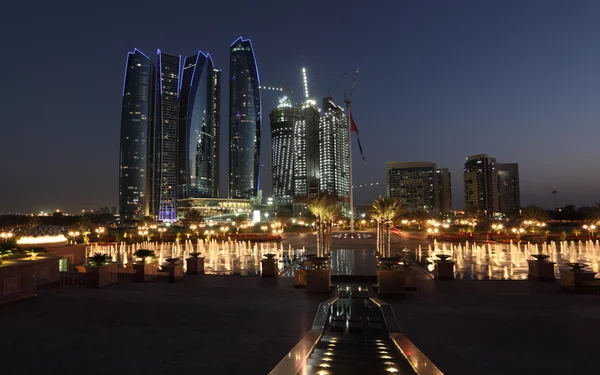 Felhőkarcolók Abu Dhabi alkonyatkor, Egyesült Arab Emírségek — Stock Fotó