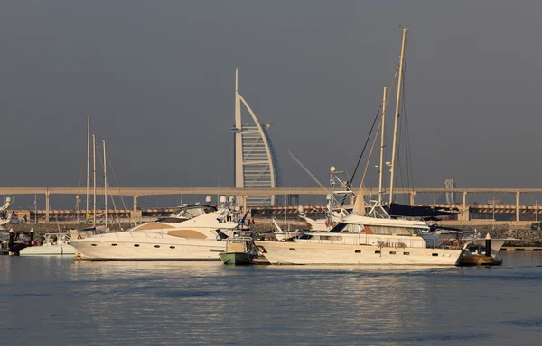 Jachty v dubai marina, Spojené arabské emiráty — Stock fotografie