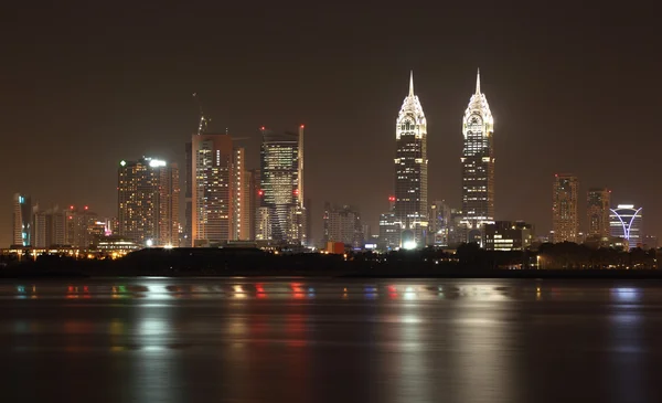 Dubai internet stad skyline in de nacht. Dubai, Verenigde Arabische Emiraten — Stockfoto