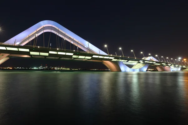 Sheikh Zayed Bridge at night, Abu Dhabi — Stock Photo, Image