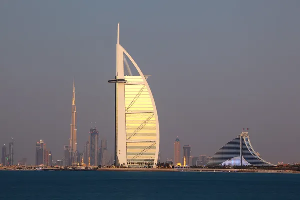 Dubai siluetinin alacakaranlıkta, Birleşik Arap Emirlikleri — Stok fotoğraf